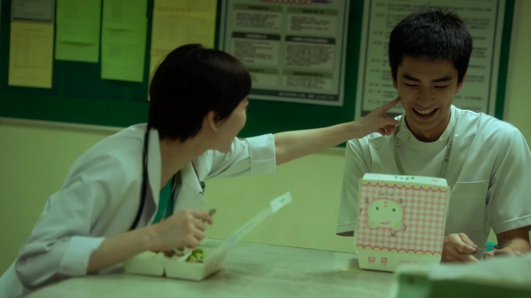 曾敬樺、項婕如在《疫起》中飾演一對醫護戀人。（圖／CATCHPLAY提供）