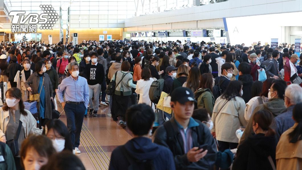 羽田機場大廳塞滿排隊等待的旅客。（圖／達志影像美聯社）