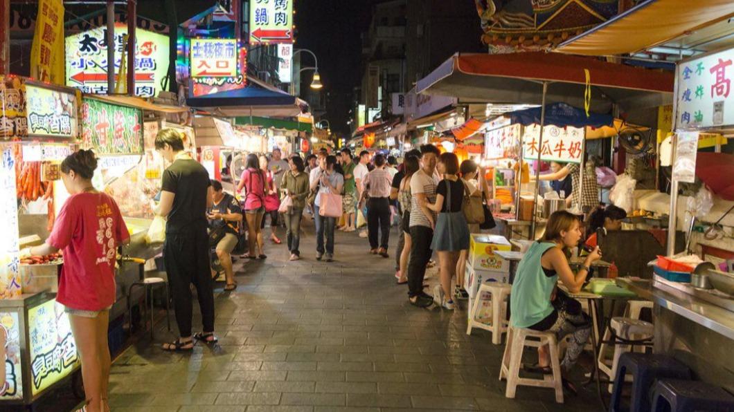 台北知名士林夜市，美食林立，總是吸引無數人潮。（圖／Shutterstock達志影像） 衝了！全台27大夜市一次看　「超神雞肉」必比登也激推