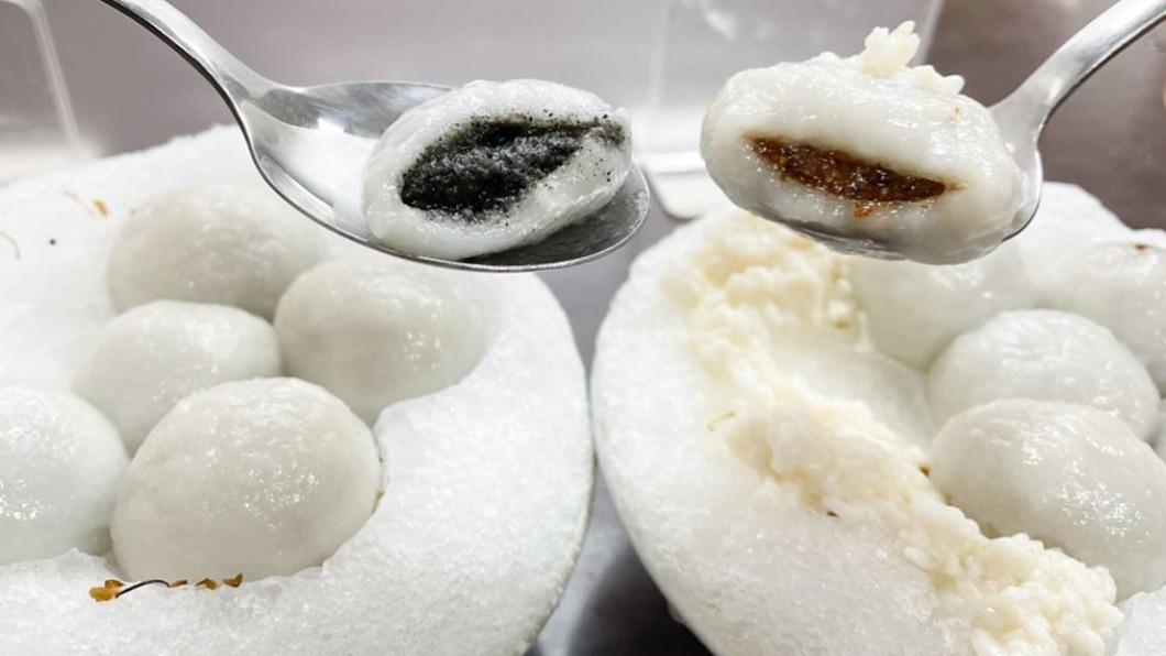 招牌「冰火湯圓」一上桌超級可愛又圓滾滾，有芝麻和花生２種口味可選擇，還能搭配桂花蜜或檸檬汁。（圖／Yuki's Life提供） 衝了！全台27大夜市一次看　「超神雞肉」必比登也激推