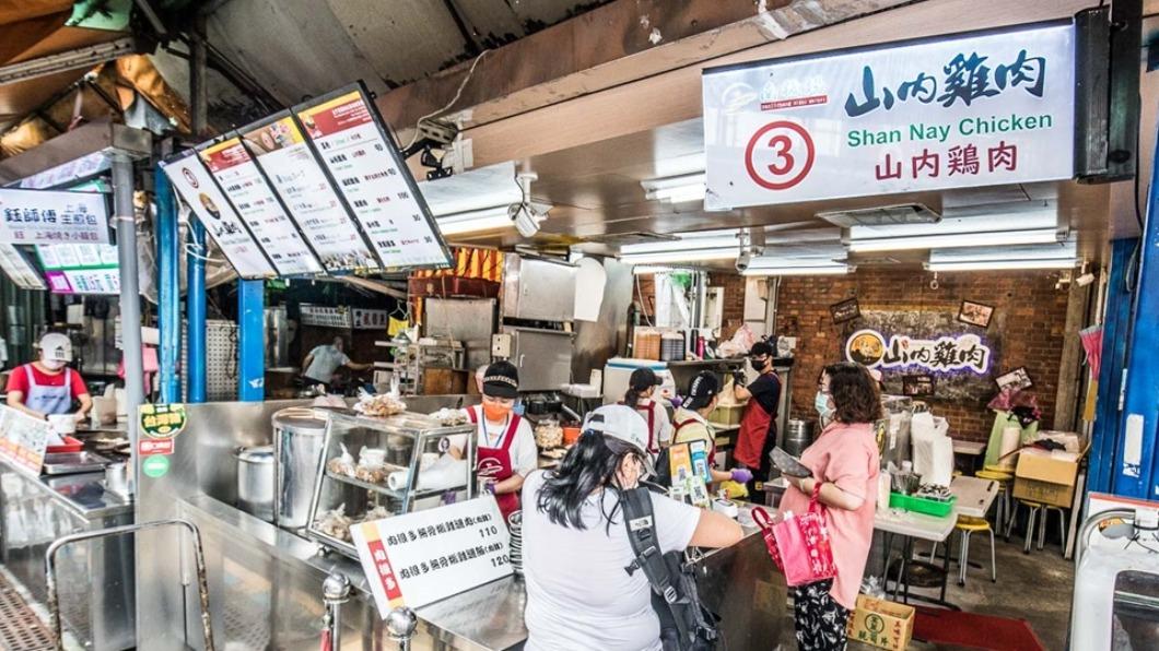 「山內雞肉」位在南機場夜市的入口第一攤，加上生意很好，所以網友都戲稱是「南機場的門神」。（圖／大手牽小手玩樂趣） 衝了！全台27大夜市一次看　「超神雞肉」必比登也激推