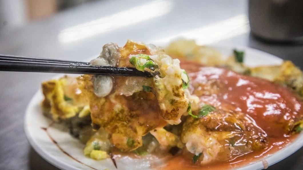 說到三和夜市裡面生意最好的蚵仔煎，不用說肯定就是這家「蚵四海小吃」！（圖／大手牽小手玩樂趣） 衝了！全台27大夜市一次看　「超神雞肉」必比登也激推