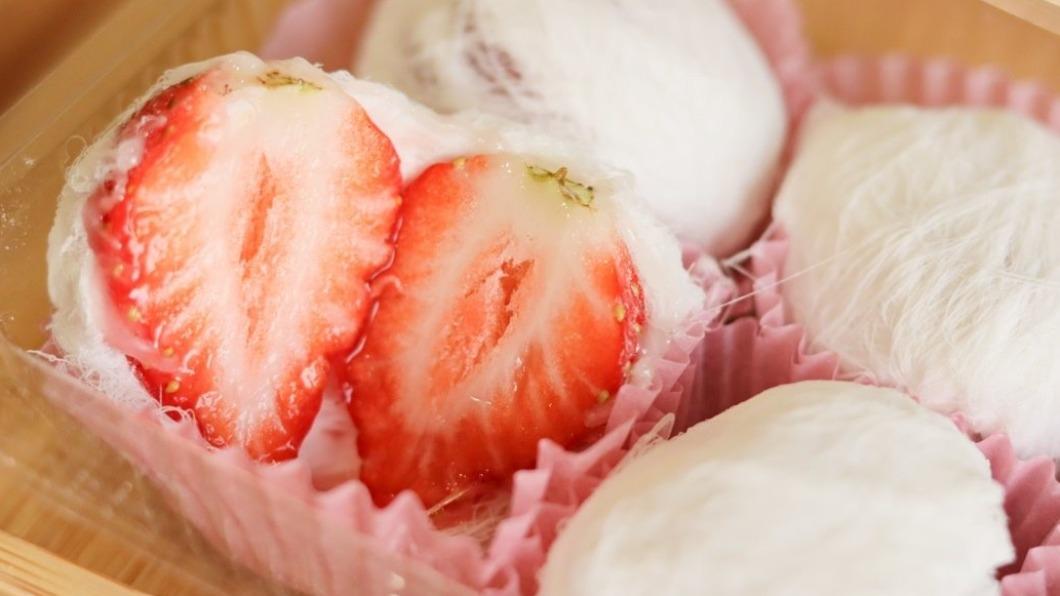 草莓龍鬚糖由細緻的龍鬚糖絲組成，裡頭包裹著整顆紅潤飽滿的鮮紅草莓！（圖／巧莉的世界流浪筆記） 衝了！全台27大夜市一次看　「超神雞肉」必比登也激推