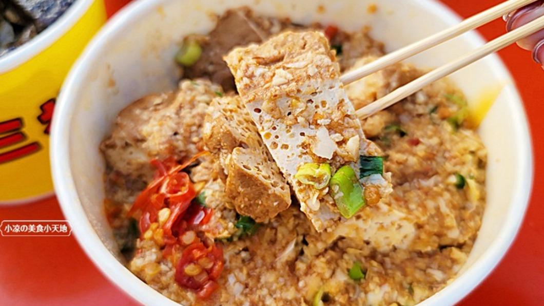 方臉師傅蒜香豆干是旱溪夜市的元老級美食，以大黑豆干滷製入味再加入獨家蒜香醬，一整個香氣四溢超迷人！（圖／小涼的美食小天地） 衝了！全台27大夜市一次看　「超神雞肉」必比登也激推