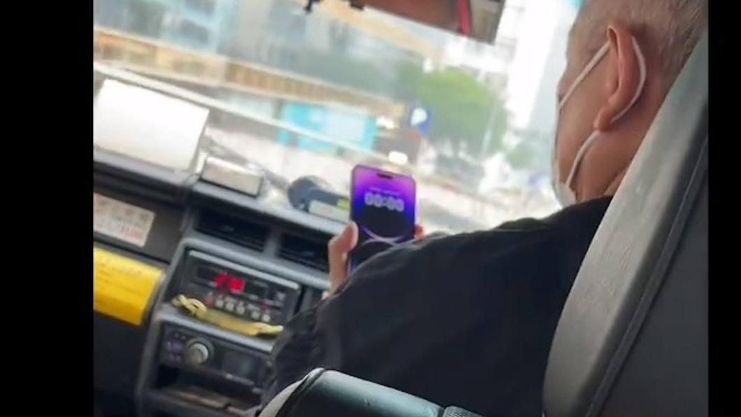 該名司機拿山寨機冒充iPhone，更謊稱是上位乘客遺留下的全新手機。（圖／翻攝自小紅書）