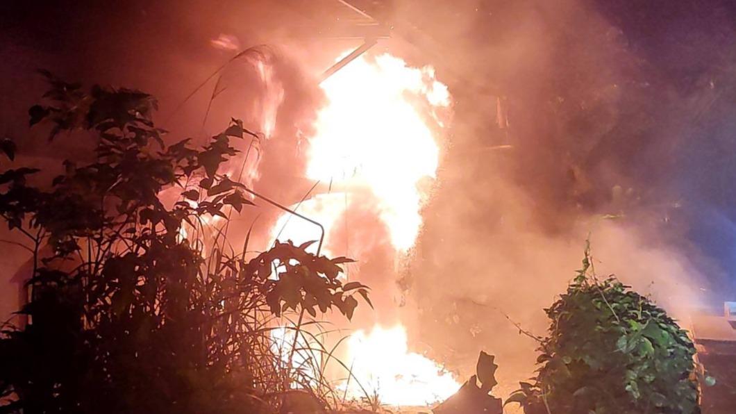 凌晨基隆市深澳坑路上一戶民宅傳出火警，火勢燃燒猛烈。（圖／民眾提供）