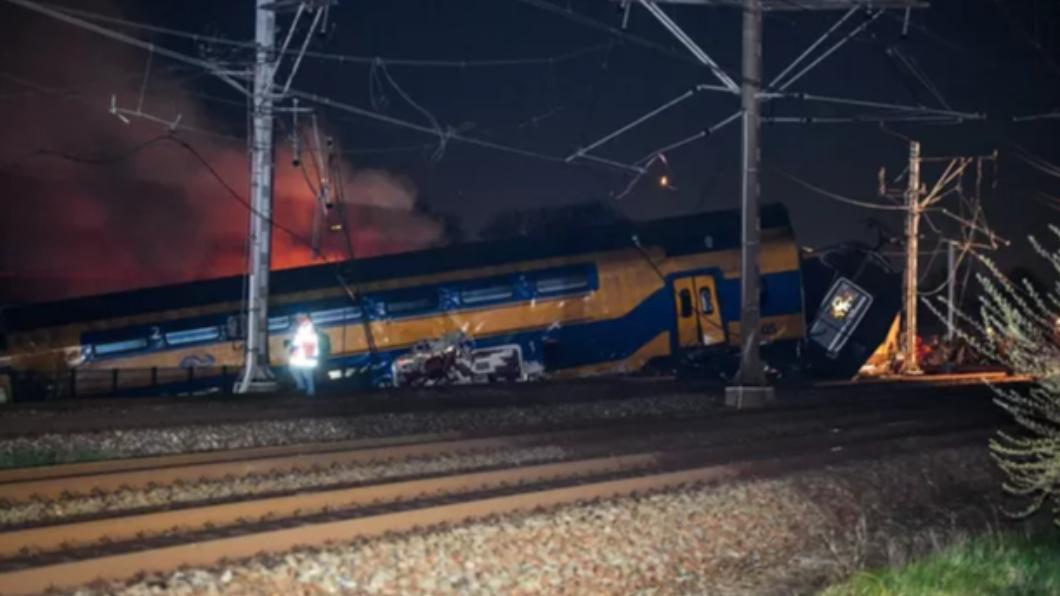 荷蘭發生列車出軌意外。（圖／翻攝自HLN）