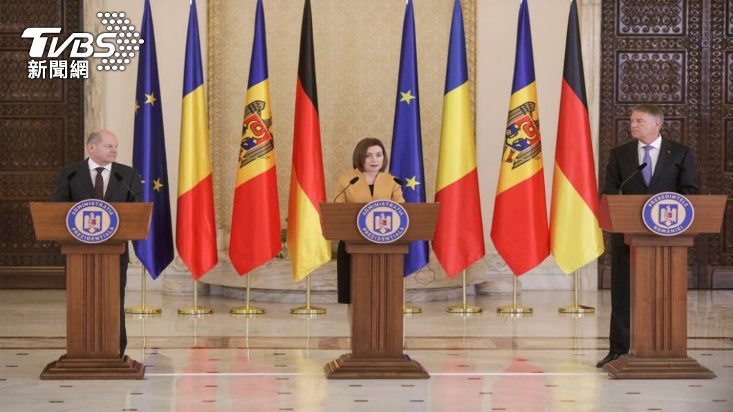 德國總理蕭茲3日訪問羅馬尼亞，並與羅馬尼亞總統約翰尼斯，以及摩爾多瓦總統桑杜舉行三方會談。（圖／路透社）