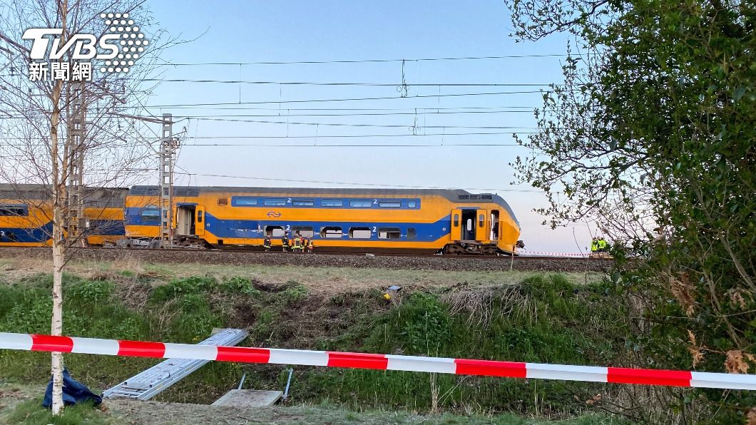 荷蘭火車撞上施工設備出軌。（圖／達志影像路透社）      