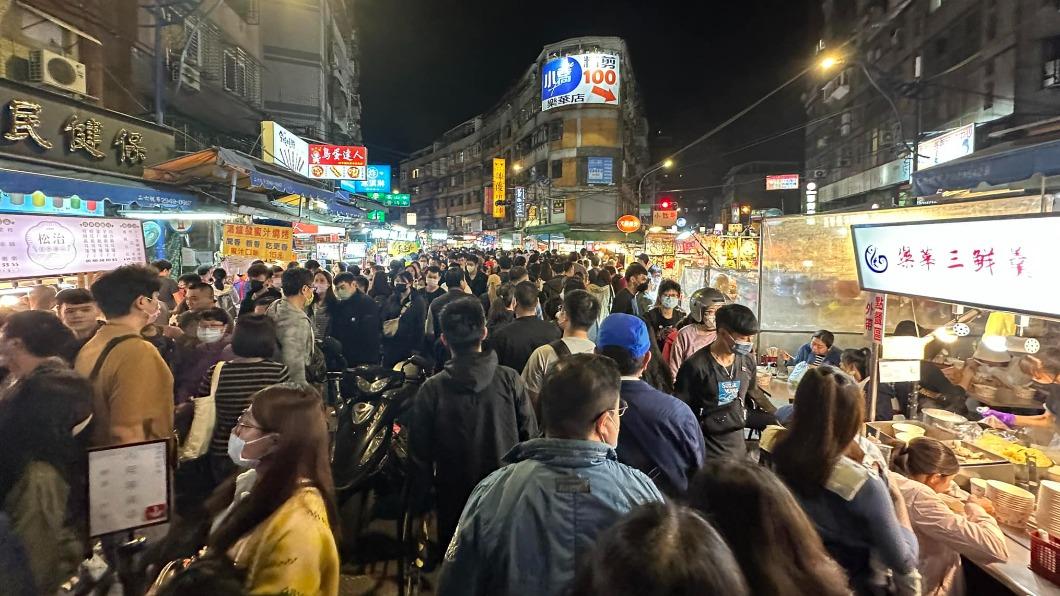 連假的樂華夜市，像是「全台灣人在這」。（圖／翻攝自我是永和人臉書）