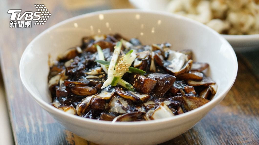 炸醬麵是許多南韓人心目，最能代表老百姓的平民美食之一。（示意圖／shutterstock達志影像）