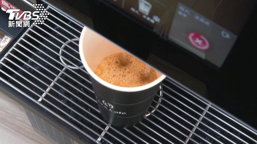 四大超商分別祭出不同咖啡優惠，為上班日加油。（圖／TVBS）