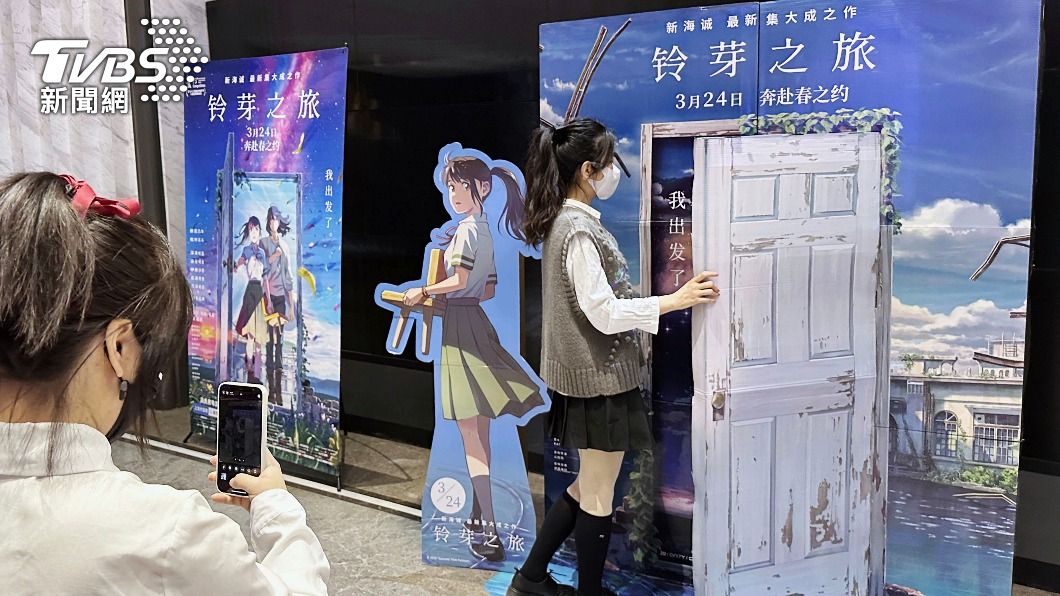 中國的觀眾與電影院外的展覽板合照。（圖／達志影像美聯社）