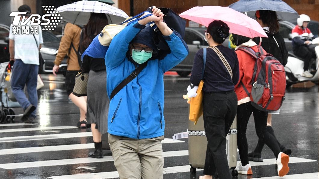 受到鋒面影響今天出現局部短暫陣雨。（圖／胡瑞麒攝） 北台灣明起「V型降溫」！濕冷跌回1字頭　回暖時間曝