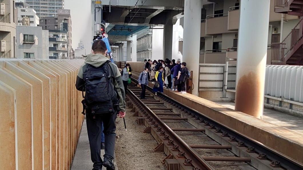 電車停駛後，許多乘客擠在狹窄的鐵軌線路中。（圖／翻攝自@nyancyan_yuni推特）