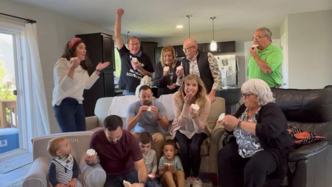 美國密西根州（Michigan）一個家庭舉辦「寶寶性別揭曉派對」，得知懷上女嬰後嗨翻。（圖／翻攝自《早安美國》）