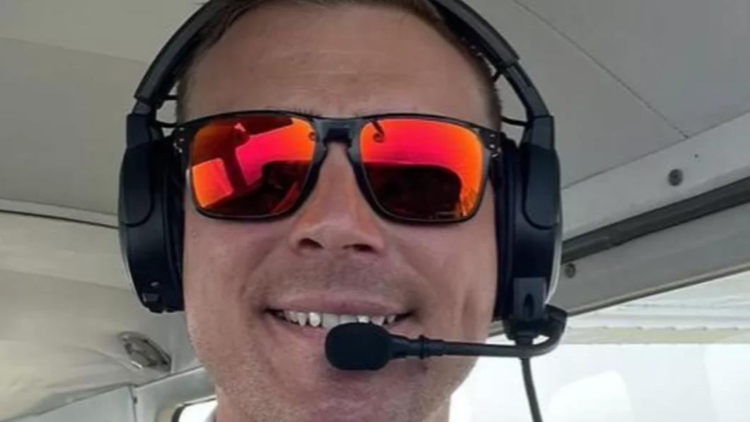 南非機長魯道夫（Rudolph Erasmus）飛到1.1萬英尺高空時突然發現座位下有眼鏡蛇。（圖／翻攝自《BBC》）