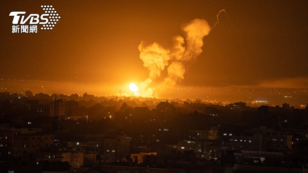 以色列軍方連夜轟炸加薩走廊（Gaza Strip），報復遭34枚火箭彈襲擊。（圖／達志影像美聯社）