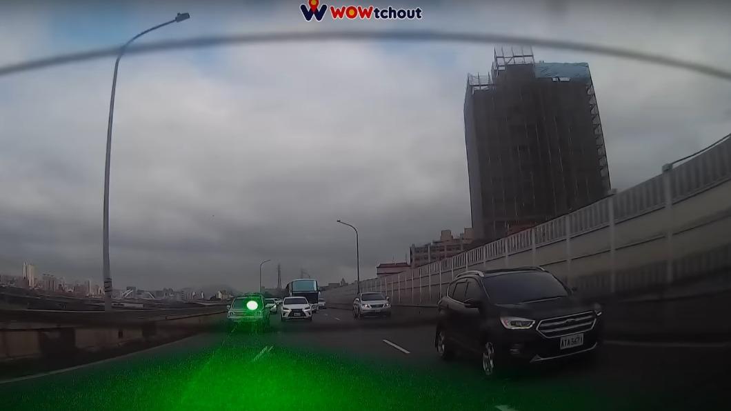 駕駛疑遭雷射筆綠光「襲擊」。（圖／翻攝YouTube「WoWtchout - 地圖型行車影像分享平台」）