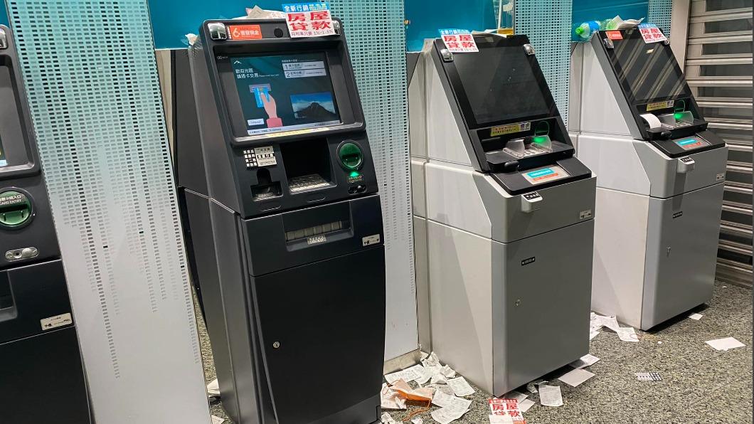 網友發現一整排ATM都是垃圾。（圖／翻攝自爆廢公社）