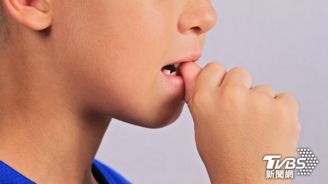 不少兒童有咬指甲的習慣。（示意圖／shutterstock達志影像）