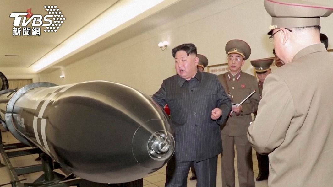 北韓領導人金正恩正在秘密據點視察核彈頭。（圖／達志影像路透社）