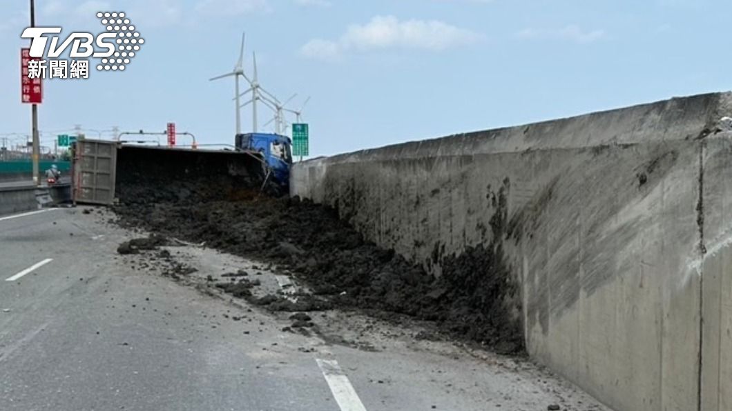 聯結車自撞翻覆，砂土散落占據車道。（圖／TVBS）