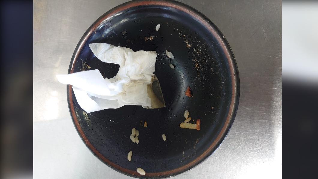 日本一家拉麵店PO出客人用完餐後將衛生紙揉團扔在碗內的照片，表示若此種狀況繼續發生，以後將不再提供衛生紙給客人。（圖／翻攝自@tatuyautsunomia推特）