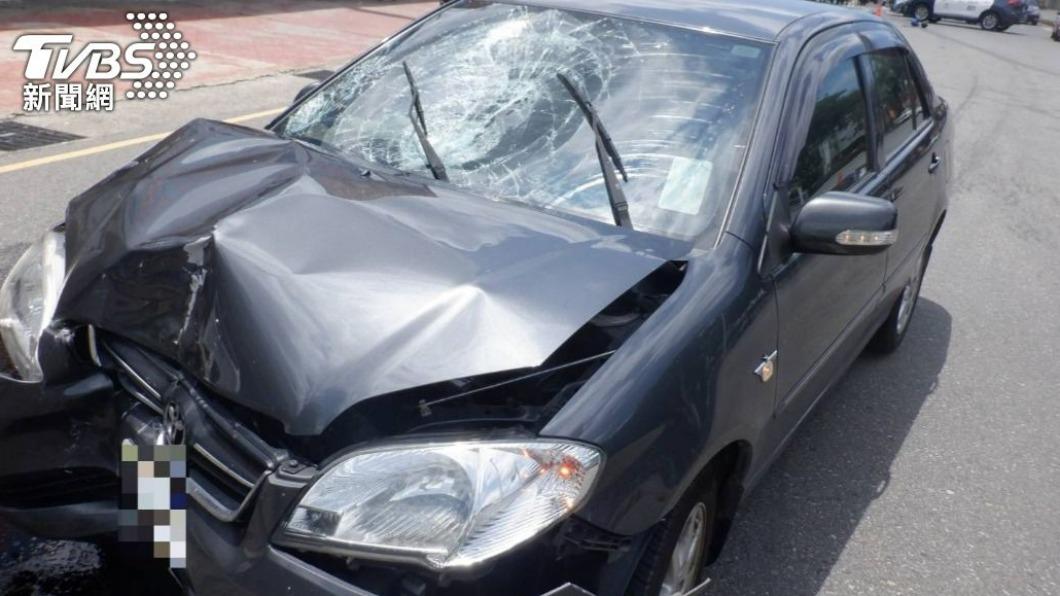 楊姓駕駛開車時突腦中風，撞飛2名騎士釀1死1傷。（圖／TVBS）