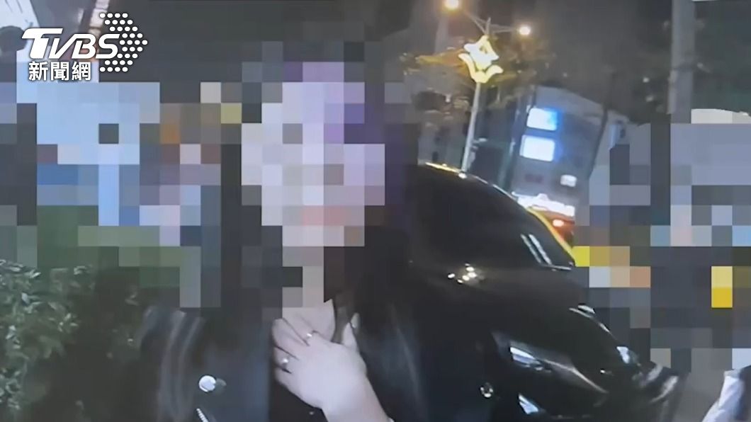 黃姓女子喝醉砸車，警方到場時仍不願配合受檢。（圖／TVBS）