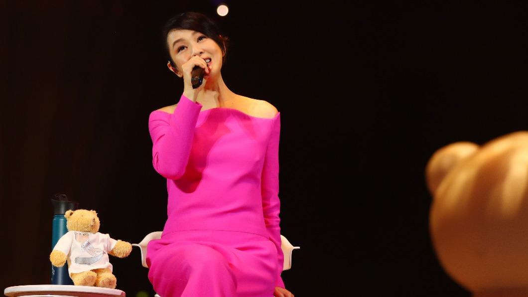 劉若英時隔7年重返深圳開唱，除有華麗舞台、造型，更獻唱許多經典好歌。（圖／相信音樂提供）