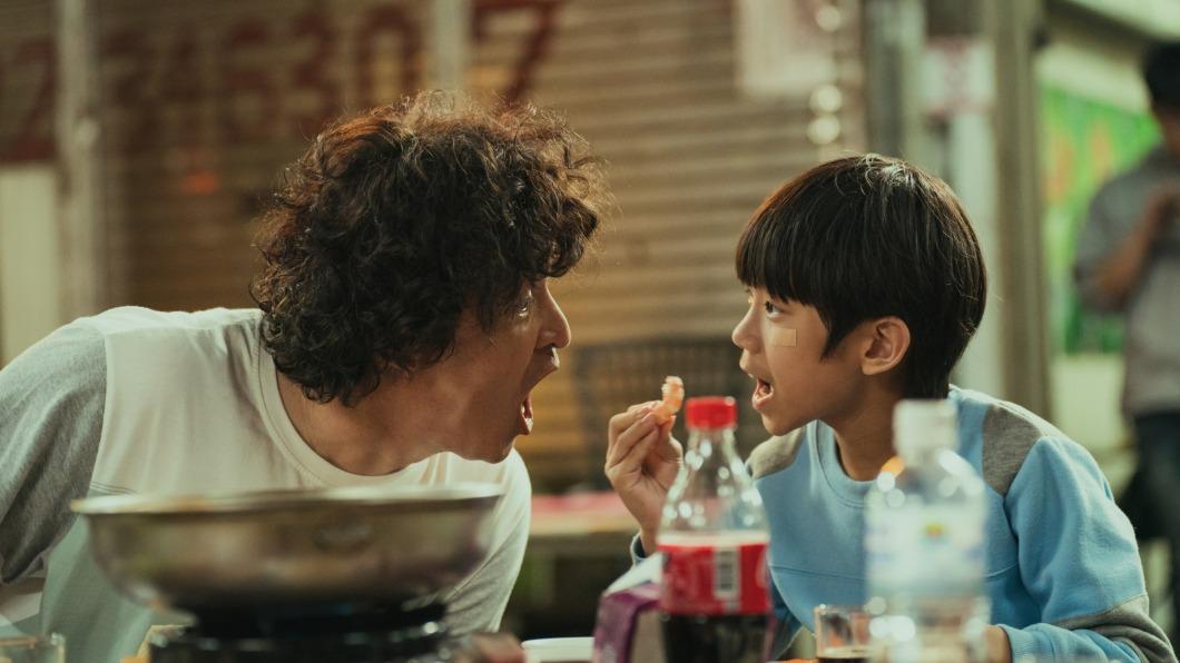 李銘順在《做工的人 電影版》片中與兒子「小傑」唐浩哲的父子和解戲份，讓不少觀眾感動落淚。（圖／大慕影藝、華映娛樂提供）