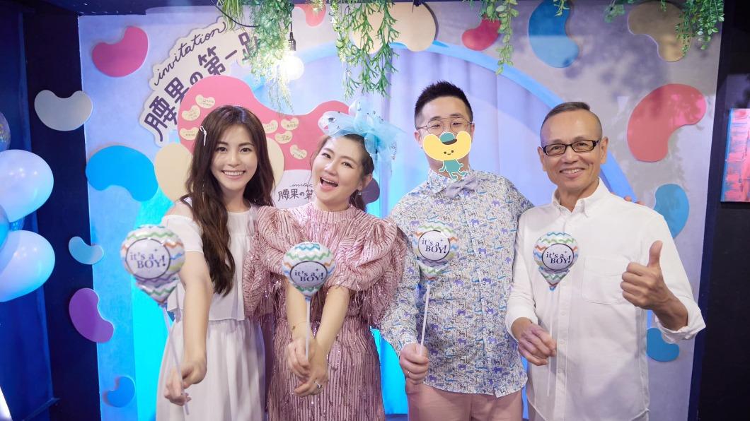 Selina（左二）開心分享家庭合照，依舊以貼圖遮住小徐長相。（右二） Selina不藏了！公開寶寶性別：是小勇士　S.H.E合體美圖曝光