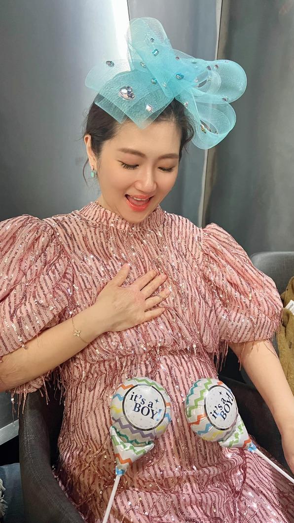 Selina首度公開孕肚照，讓粉絲大讚超美麗。（圖／翻攝自Selina臉書） Selina不藏了！公開寶寶性別：是小勇士　S.H.E合體美圖曝光