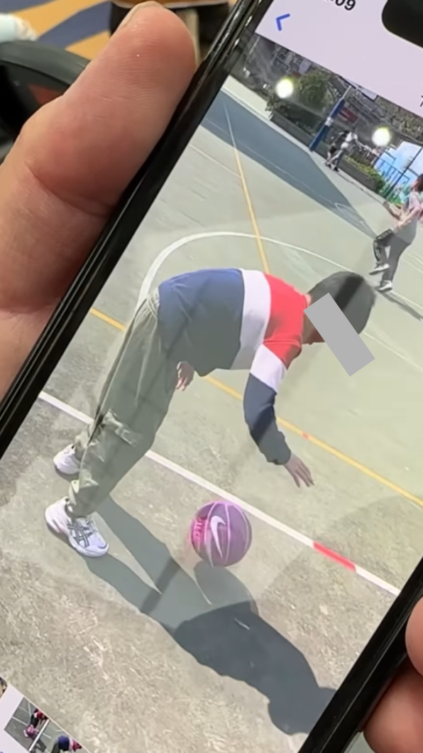 換換爸分享的影片中,換換已經學會運球。 (圖/翻攝自陳建州臉書) 有洋蔥!特教生筷子都拿不好 卻因「想打籃球」學會運球
