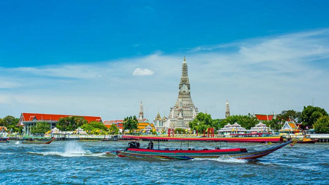 Klook曼谷經典景點一日遊，能乘渡船過河，還能途經壯觀的鄭王廟。（圖／Klook提供）