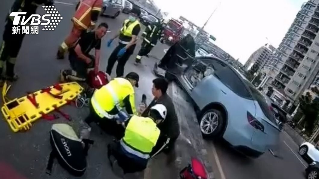 義消幫忙CPR救人。（圖／TVBS） 駕特斯拉猛撞分隔島「瞬間起火」　知名設計師搶救不治