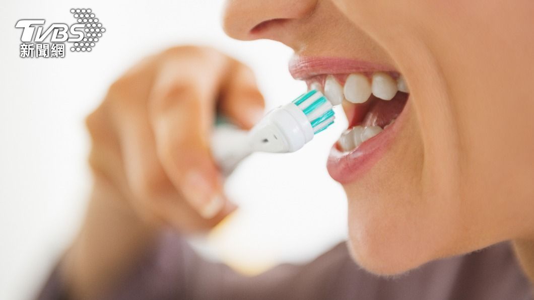 吃飽馬上刷牙容易對牙齒造成傷害。（示意圖／Shutterstock達志影像）