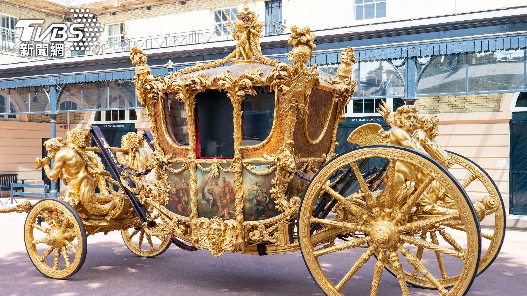 加冕典禮使用的鍍金馬車擁有2百年歷史。（圖／達志影像美聯社）