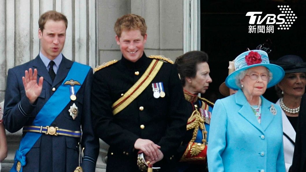 2009年時，女王伊莉莎白二世與孫子威廉王子（左一）、哈利王子（左二）參加閱兵儀式。（圖／達志影像美聯社）
