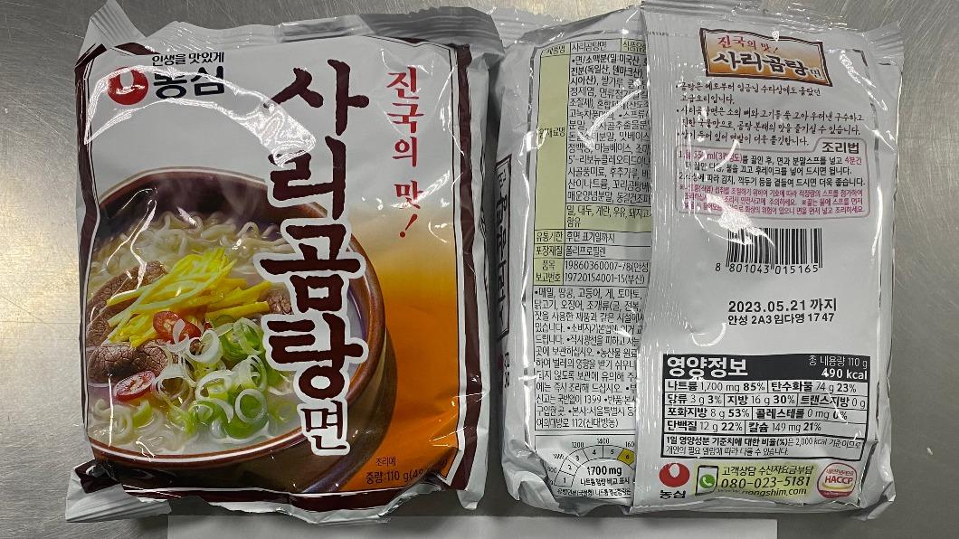 國人愛吃的韓國泡麵，「農心精燉牛骨湯麵（袋裝） 」檢出殘留農藥環氧乙烷。（圖／食藥署提供）
