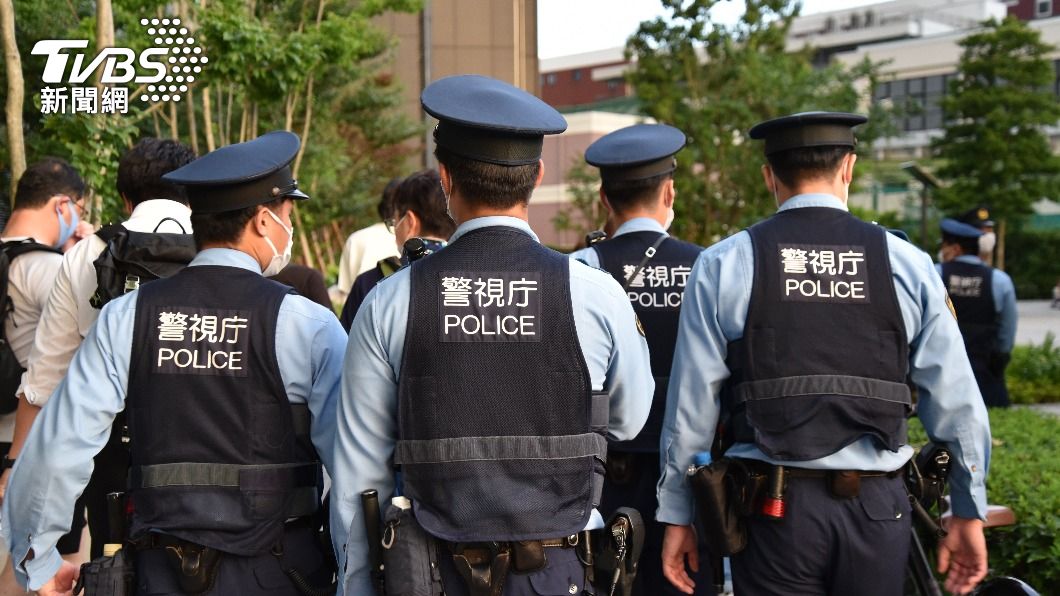 日本警方證實，已派出50名警力至柬埔寨，將19名涉嫌詐騙的日本男性移交帶回國，預計今日將在機上逮捕。（示意圖／shutterstock達志影像）