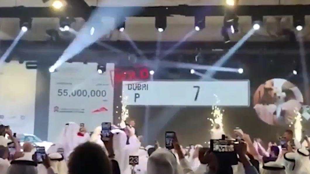 杜拜一場慈善拍賣會上，一組二字「P7」車牌以4.5億台幣天價售出。（圖／翻攝自Gulf Today粉專直播）