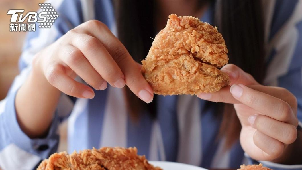網友表示女友吃完壽司和甜點後，還能吃炸雞。（示意圖／shutterstock達志影像）