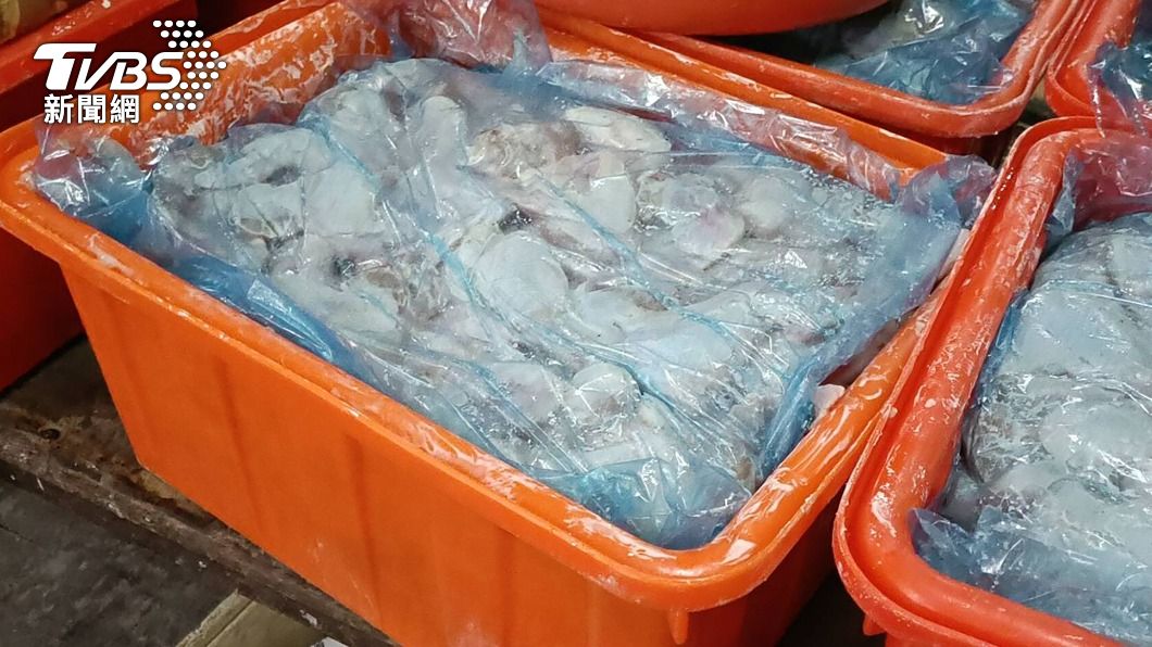 竊賊搬走整桶250隻生雞腿，落網稱炸給家人吃。（圖／中央社）
