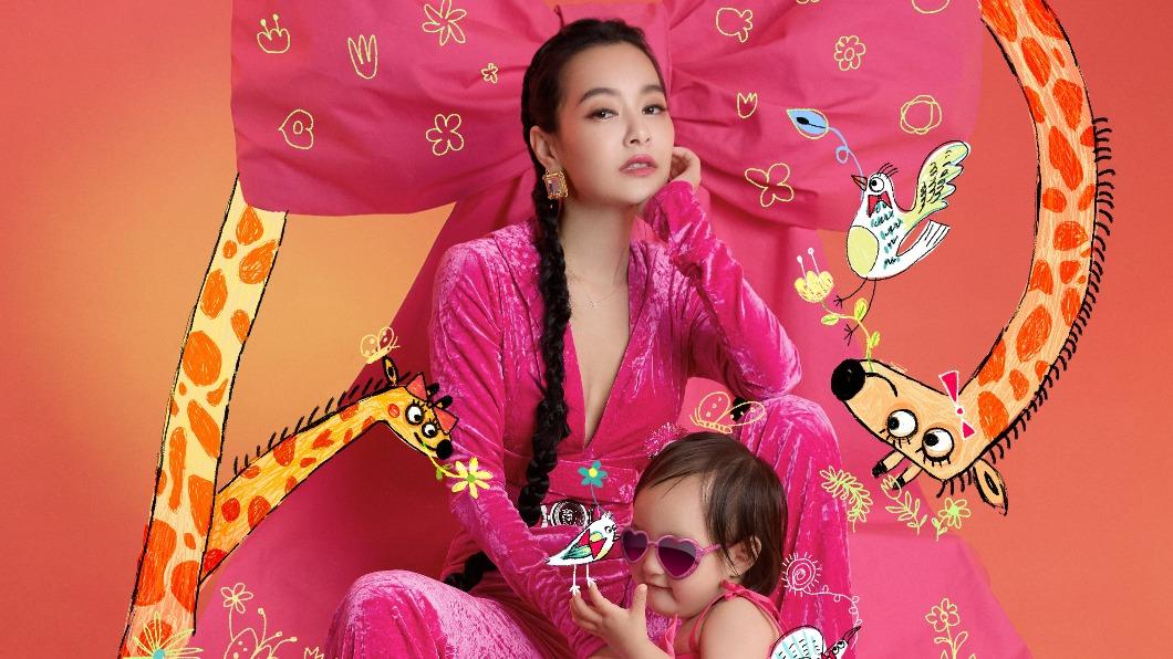 王思佳跟女兒小王美首次合體登上封面。（圖／TVBS）