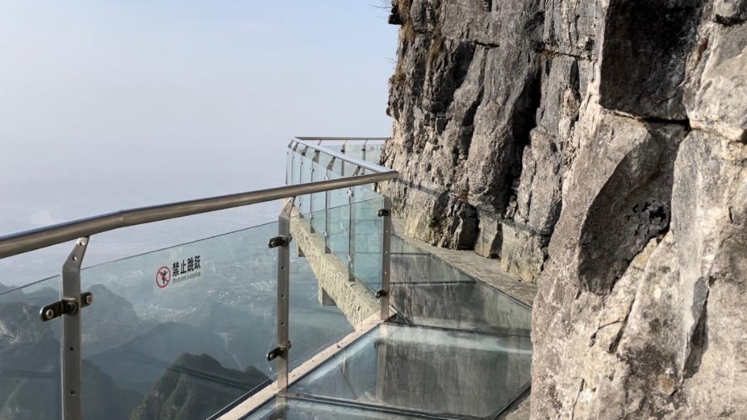 中國大陸湖南省張家界的知名景點「天門山景區」，4日發生4名遊客「集體跳崖」的駭人事件。（圖／翻攝自《大象新聞》）