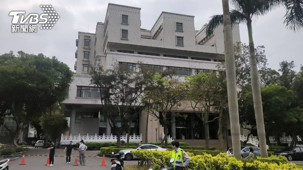 淡江大學前副校長驚傳墜樓身亡，警方到場調查。（圖／TVBS）