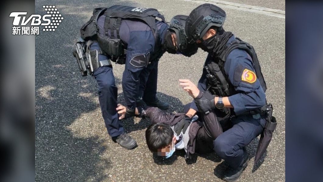 首腦「藍道」杜姓男子被警方壓制逮捕。（圖／TVBS） 快訊／台版柬埔寨奪3命　首腦「藍道」新北落網　