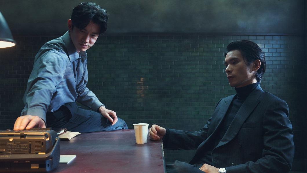 吳慷仁（左）在《模仿犯》中飾演檢察官，偵詢姚淳耀。（圖／Netflix提供）